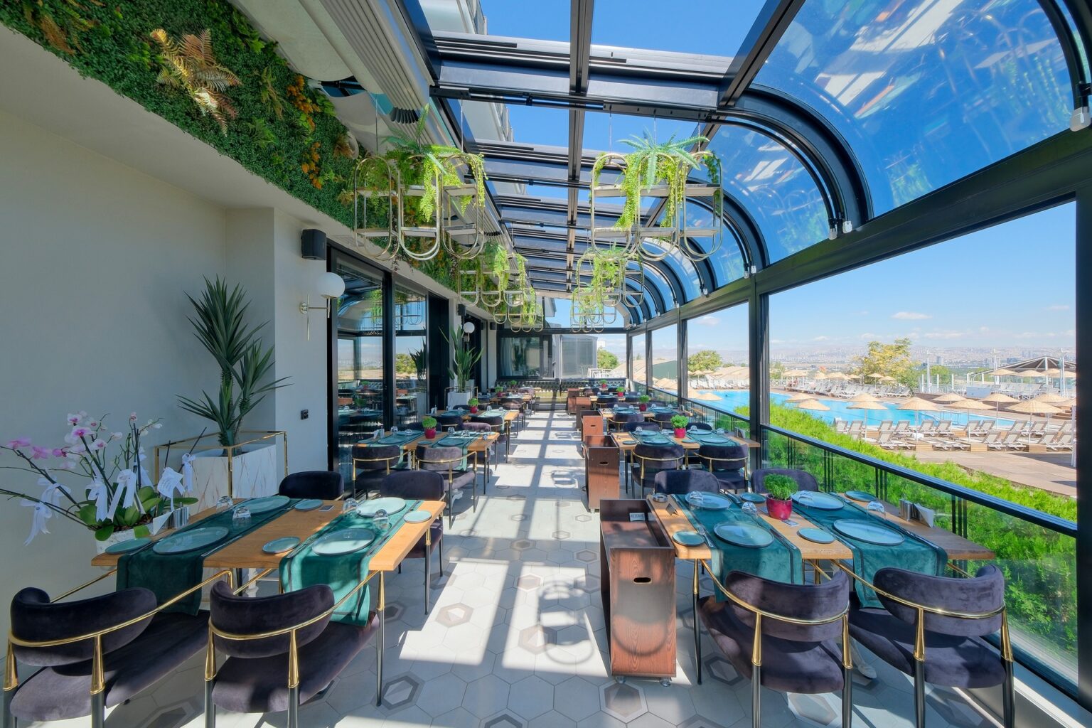 Restaurant-Terrasse mit Glasüberdachung und Aluminiumkonstruktion mit Meerblick