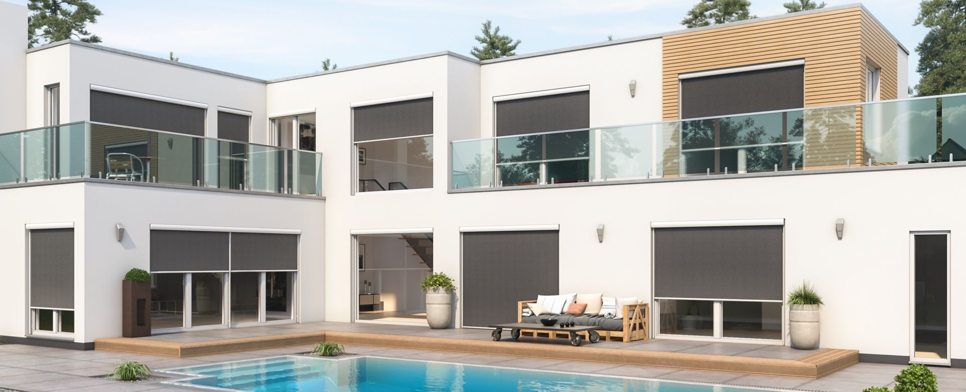 Modernes Einfamilienhaus mit Pool und großflächigen Sonnenschutzanlagen an Terrasse und Fenstern