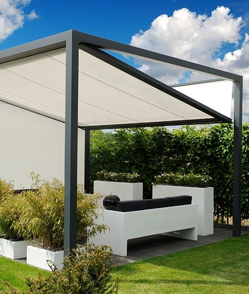 Moderne freistehende Terrassenüberdachung mit Stoffdach im Garten