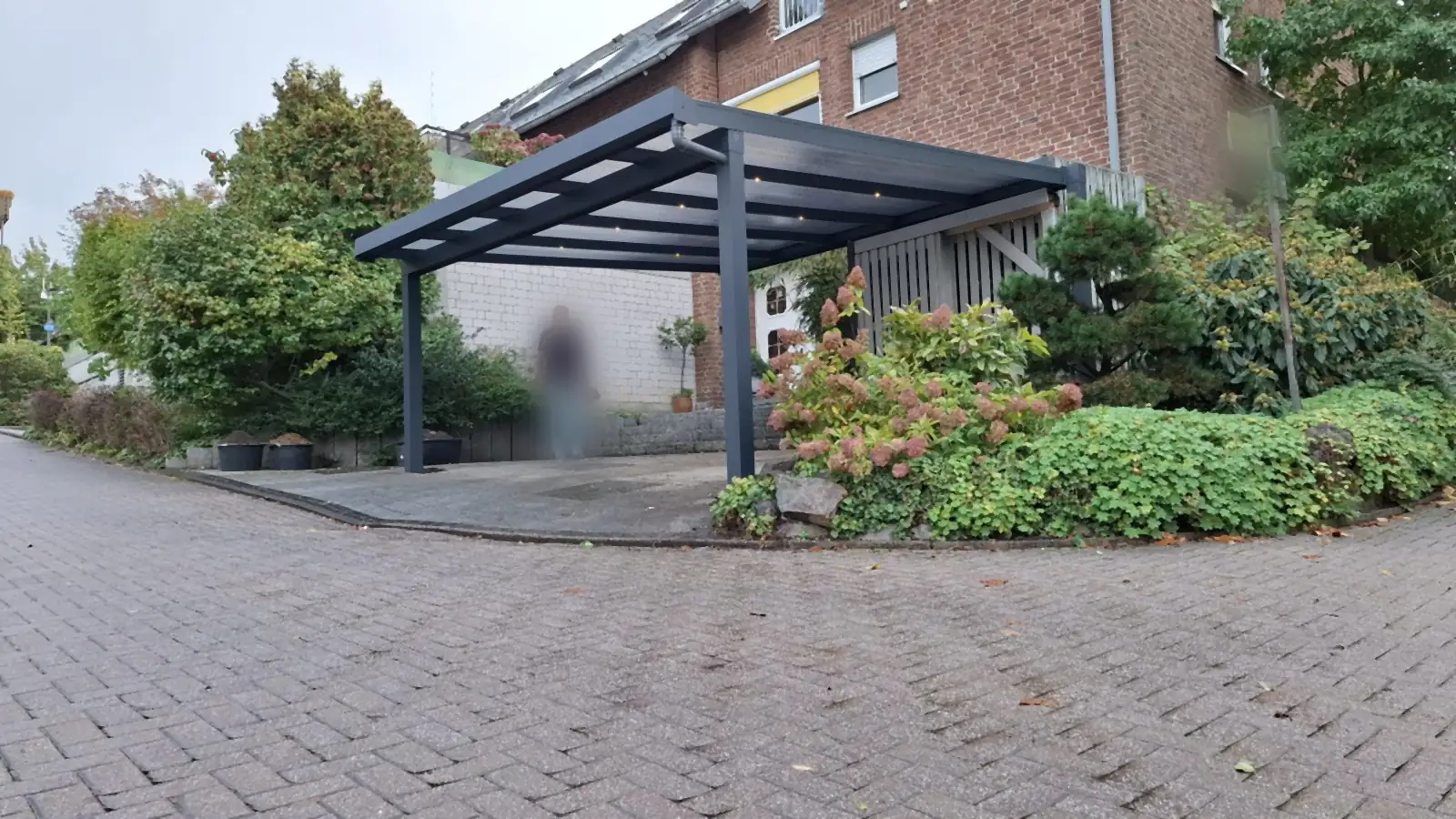 Freistehender Carport mit Überstand und LED-Spots in Wülfrath
