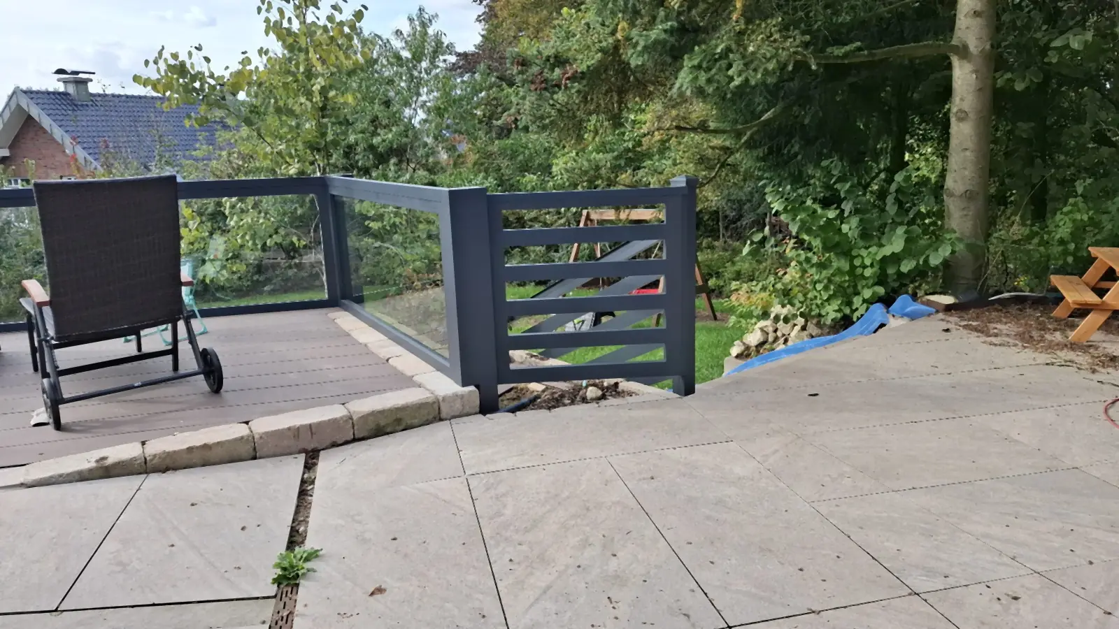 Geländer aus Glas und Rhombus-Alu-Profilen auf der hochliegenden Terrasse in Billerbeck