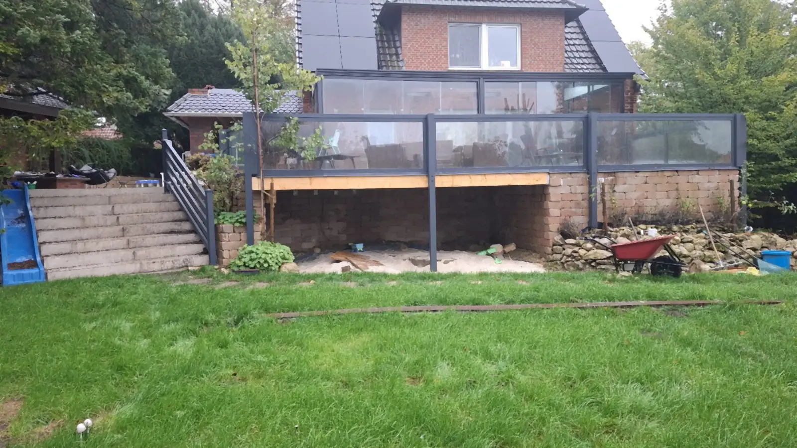 Hochliegende Terrasse mit Glas-Alu-Geländer und Alu-Treppengeländer in Billerbeck