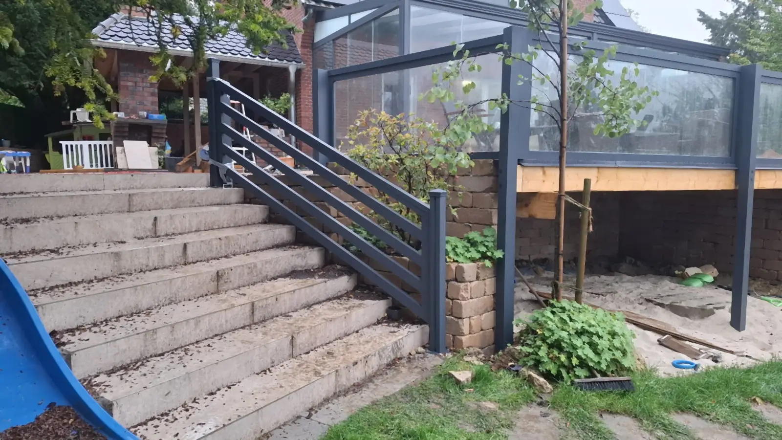 Treppengeländer aus Aluminium an der hochliegenden Terrasse in Billerbeck